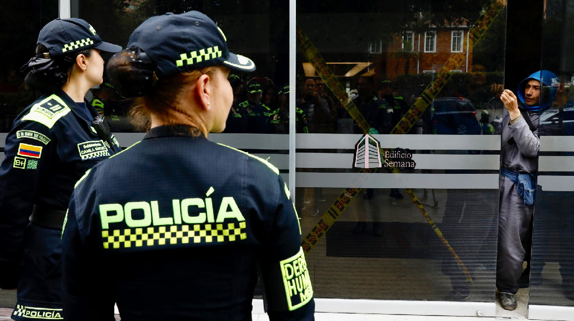 Integrantes de la Policía permanecen en la entrada del edificio donde funciona la revista Semana, en Bogotá (Colombia) el 29 de septiembre de 2023.
