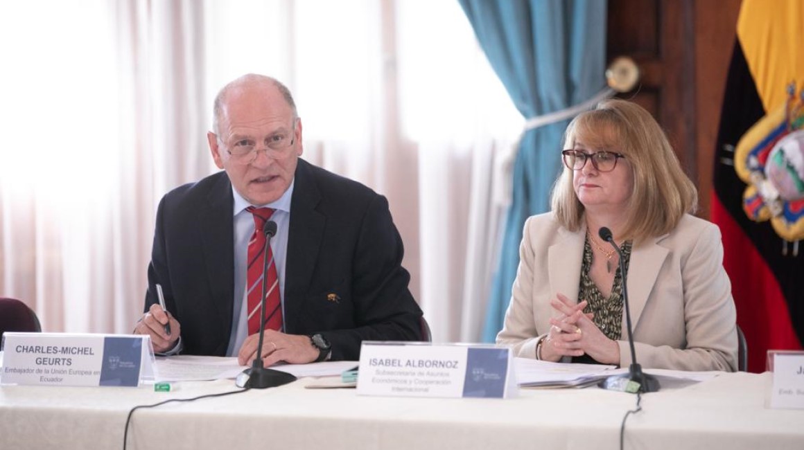 El embajador de la Unión Europea en Ecuador, Charles-Michel Geurts, y subsecretaria de Asuntos Económicos, Isabel Albornoz, durante una reunión en Quito, el 29 de septiembre del 2023.