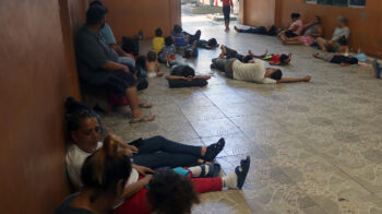 Migrantes permanecen en un refugio el 17 de septiembre de 2023, en Tapachula, Chiapas (México). 