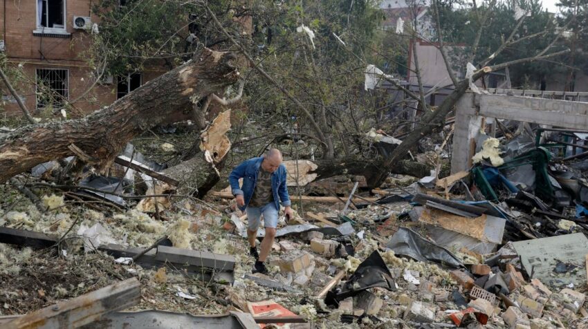 Un residente de Kiev (Ucrania) camina por los escombros causados por un misil de Rusia.