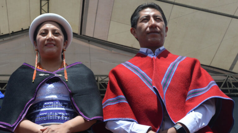 Rodrigo Llambo, de 41 años, gerente de la cooperativa Chibuleo, junto a su esposa, la alcaldesa de Ambato, Diana Caiza.