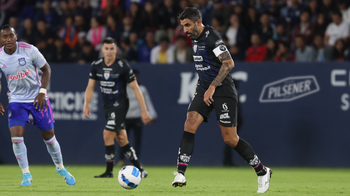 Cristian Pellerano domina un balón en el partido entre Independiente y Emelec, por la Fecha 8, el 30 de septiembre de 2023.