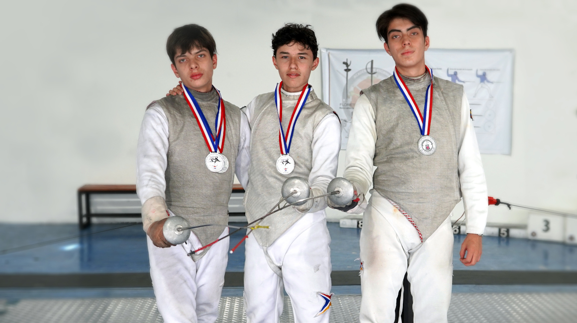 Tomás Aguinaga Prócel, José Antonio Delgado Aguirre y Pedro Aguinaga Prócel con la medalla de plata del Sudamericano 2023.