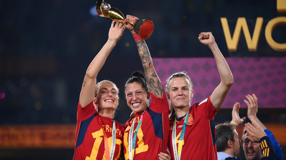 De izquierda a derecha: Alexia Putellas, Jenni Hermoso e Irene Paredes en la celebración tras ser campeonas del Mundo.