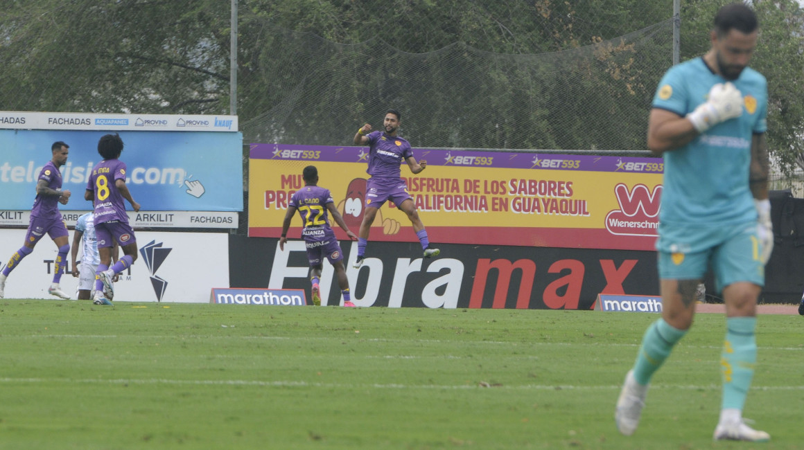 Los jugadores de Aucas celebran un gol ante Guayaquil City, el 1 de octubre de 2023.