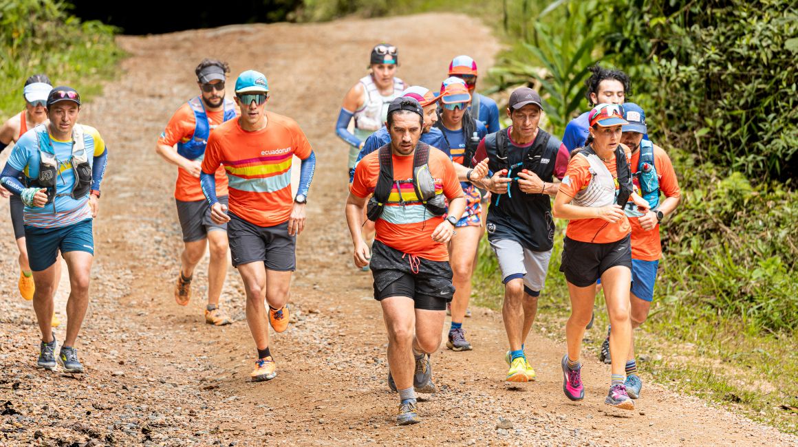 Miembros del club Ecuadoruns practicando trail running