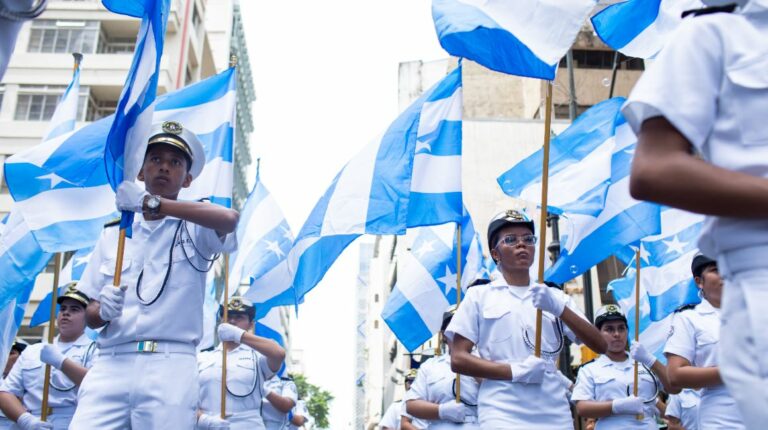 Con desfile y pregón, Guayaquil inició las fiestas por su independencia