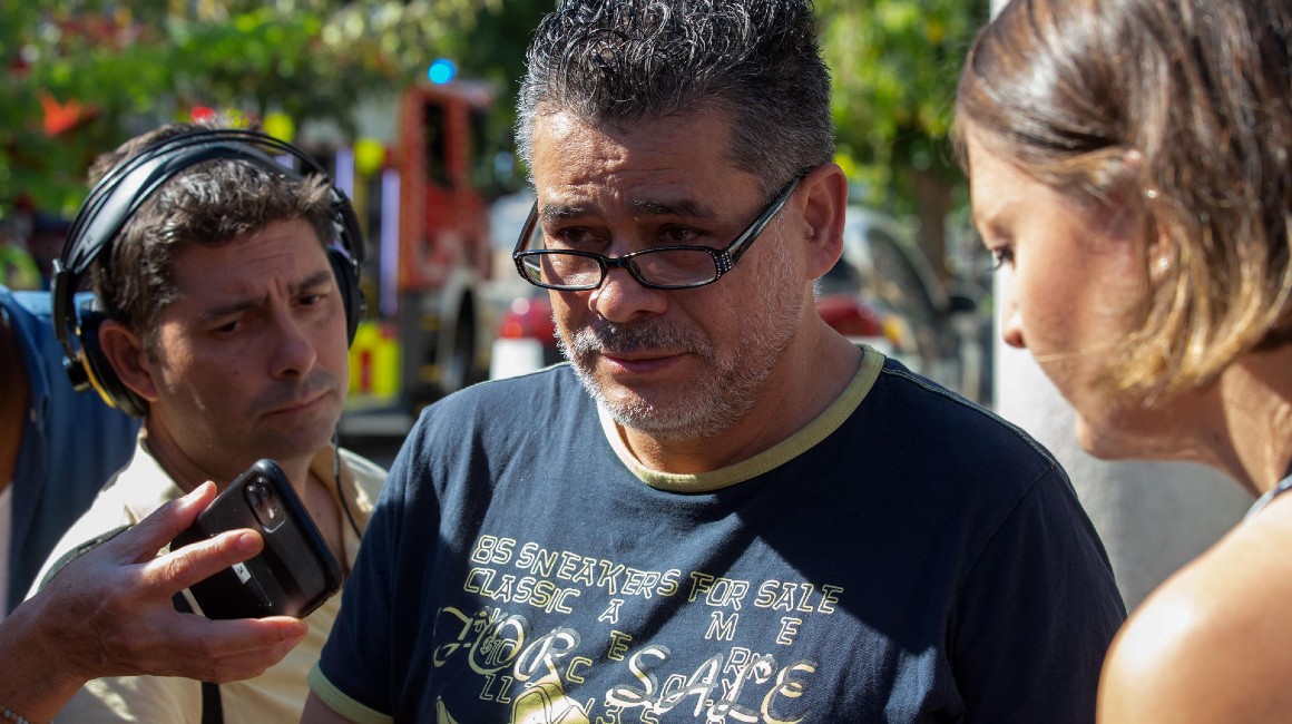 El padre de la ecuatoriana desaparecida en el incendio de Murcia atiende a la prensa.