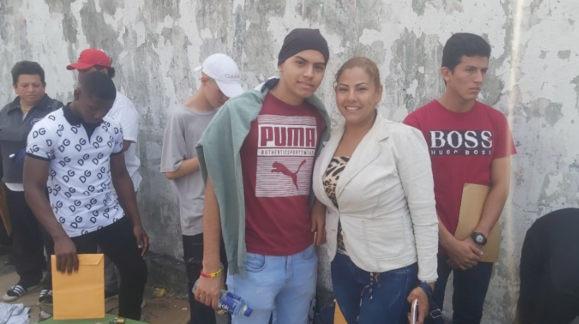 Patricia España llegó con su hijo, Erick Castro, quien sueña con seguir la carrera militar. 01 de octubre de 2023