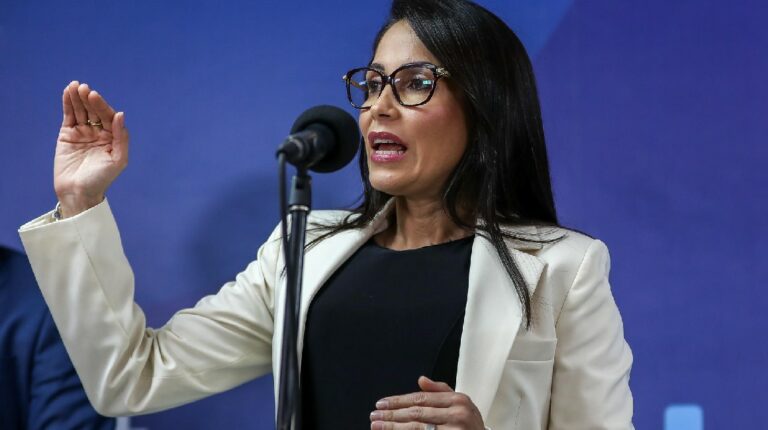 La candidata Luisa González ingresa al debate presidencial.