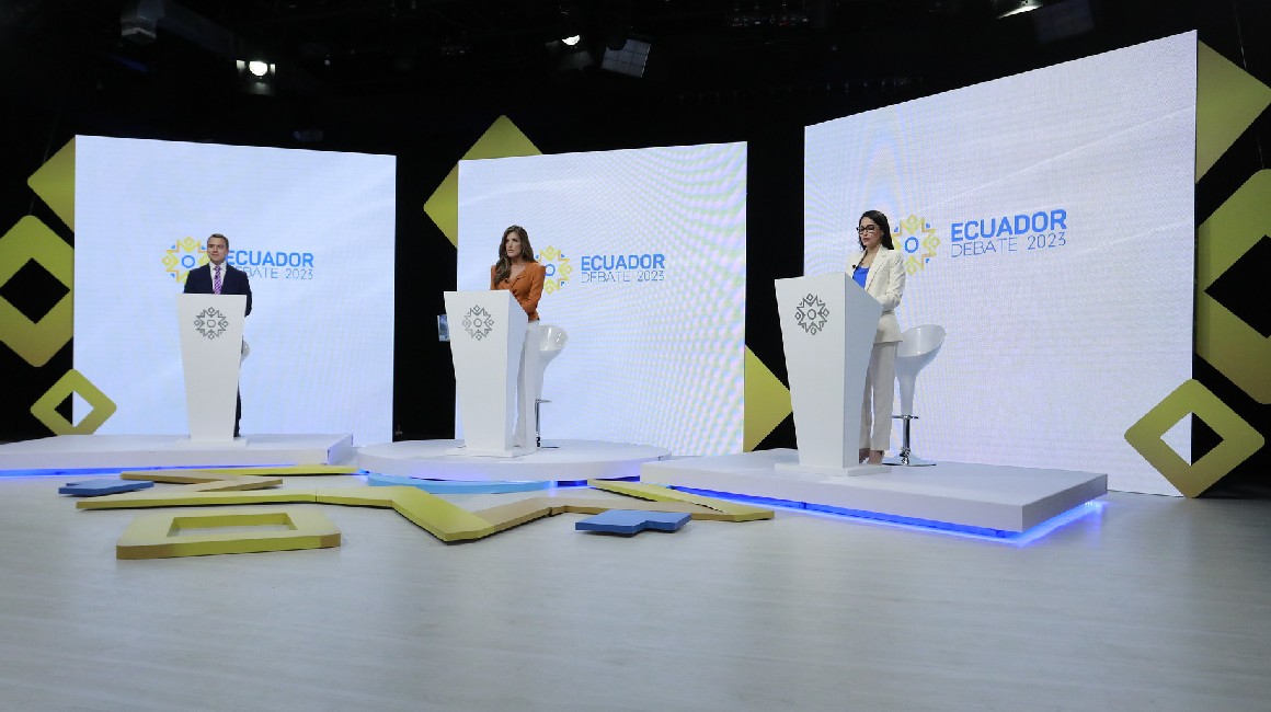 Los candidatos Daniel Noboa y Luisa González en el debate, junto a la moderadora Ruth del Salto.
