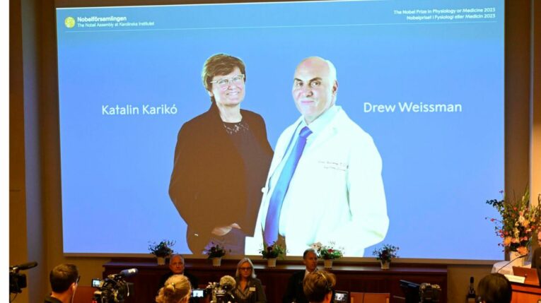 Los miembros de la Academia anuncian a los ganadores del Nobel de Medicina, Katalin Kariko y Drew Weissman.