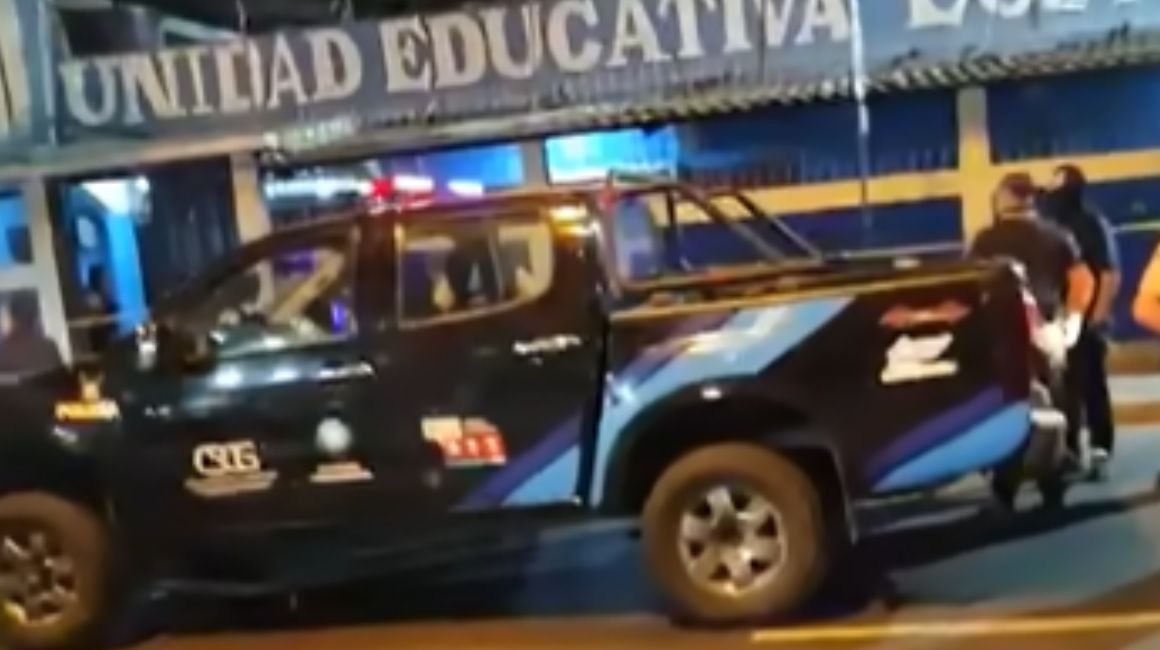 Personal de seguridad llegó a la avenida Abdón Calderón, en Guayaquil, donde sujetos lanzaron un explosivo contra una escuela, el 1 de octubre de 2023.