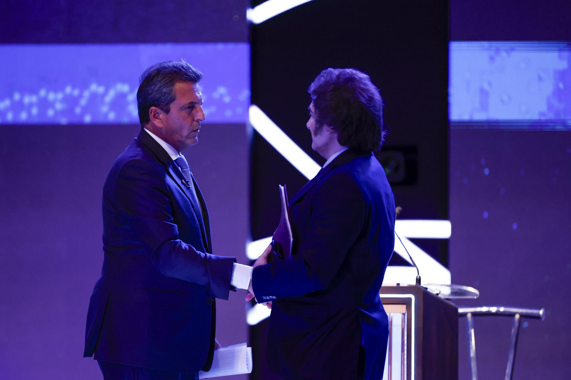 El candidato Sergio Massa (i) saluda al candidato Javier Milei hoy durante el Debate Presidencial 2023, en Santiago del Estero (Argentina), el 1 de octubre.