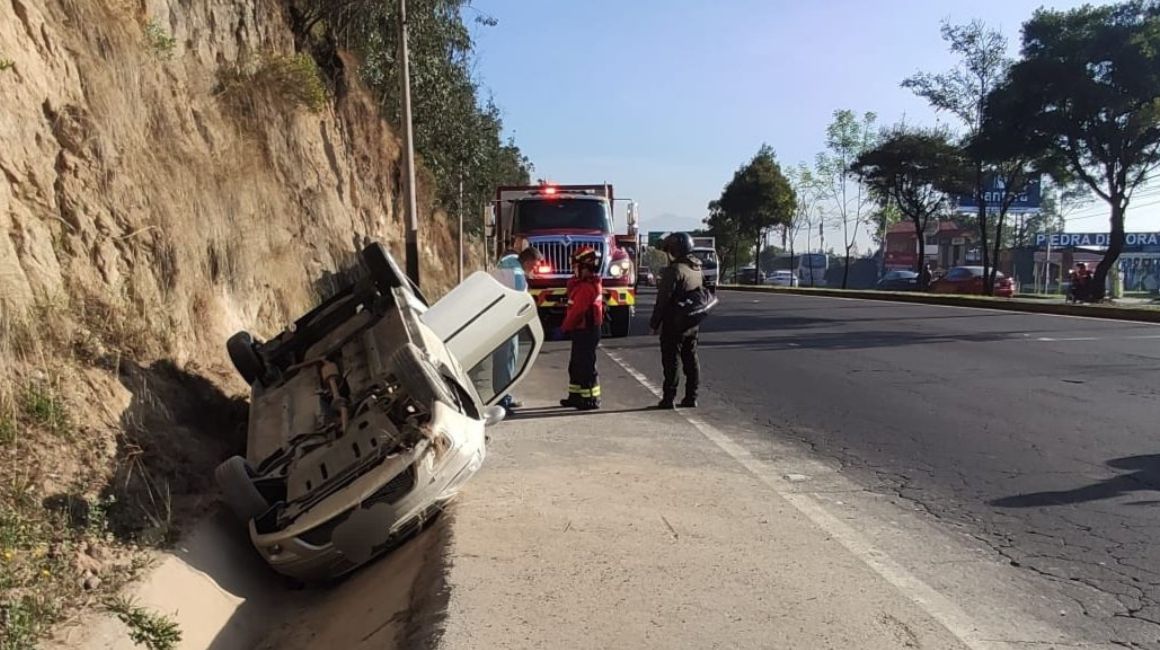 Un vehículo se accidentó en la avenida Simón Bolívar y Ruta Viva, en Quito, el 2 de octubre de 2023.