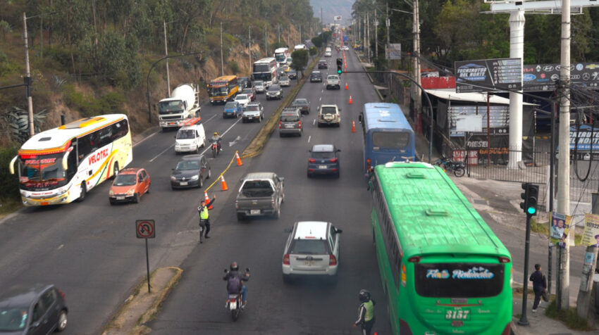 Buses circulan por el carril exclusivo de buses, el 19 de septiembre de 2023 en el sector de Carapungo, en el norte de Quito.
