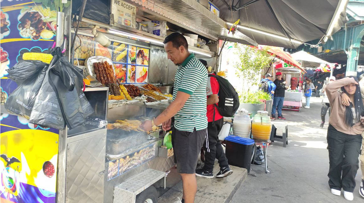 Cristian Riera vende comida típica en Corona Plaza, Nueva York. En Ecuador trabajaba como docente.