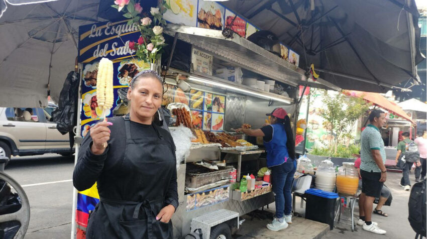 La cuencana Rosa Calle paga USD 20.000 cada dos años por tener un permiso que le permite vender comida típica en Corona Plaza. 