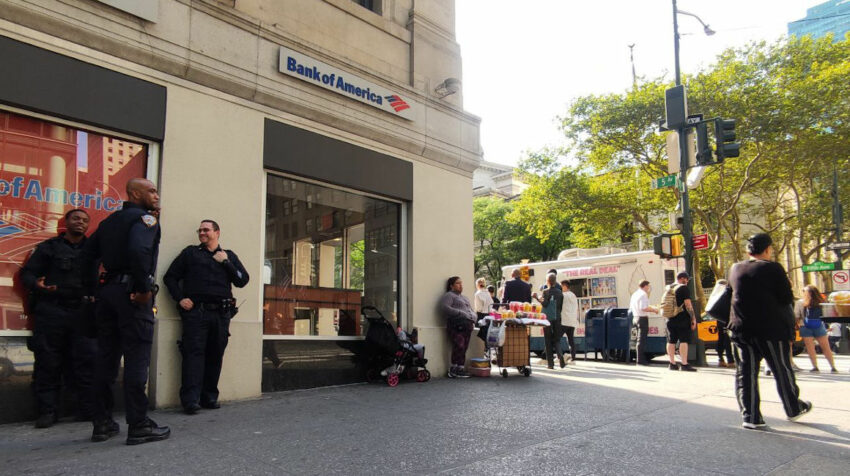 Un grupo de policías custodia las calles de Manhattan, a pocos metros una madre ecuatoriana vende fruta mientras su hijo descansa en el coche. 