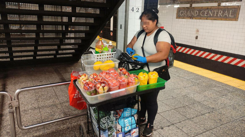 Una madre ecuatoriana de 32 años vende fruta picada en la estación del subterráneo de Grand Central, en Nueva York 