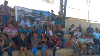 Reunión entre el Ministerio de Obras Públicas y pobladores de Dayuma, que iniciaron un paro por la falta de mantenimiento vial en la Amazonía. Foto del 28 de septiembre de 2023.