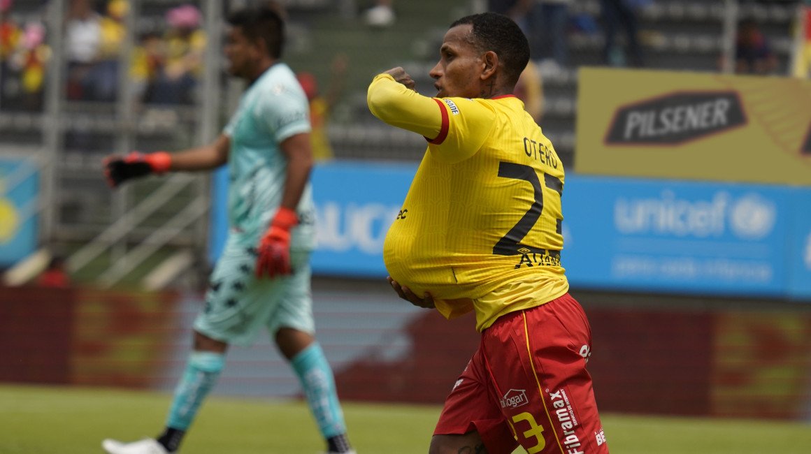 El jugador Rómulo Otero de Aucas festeja un gol ante Técnico Universitario, el 17 de septiembre del 2023.
