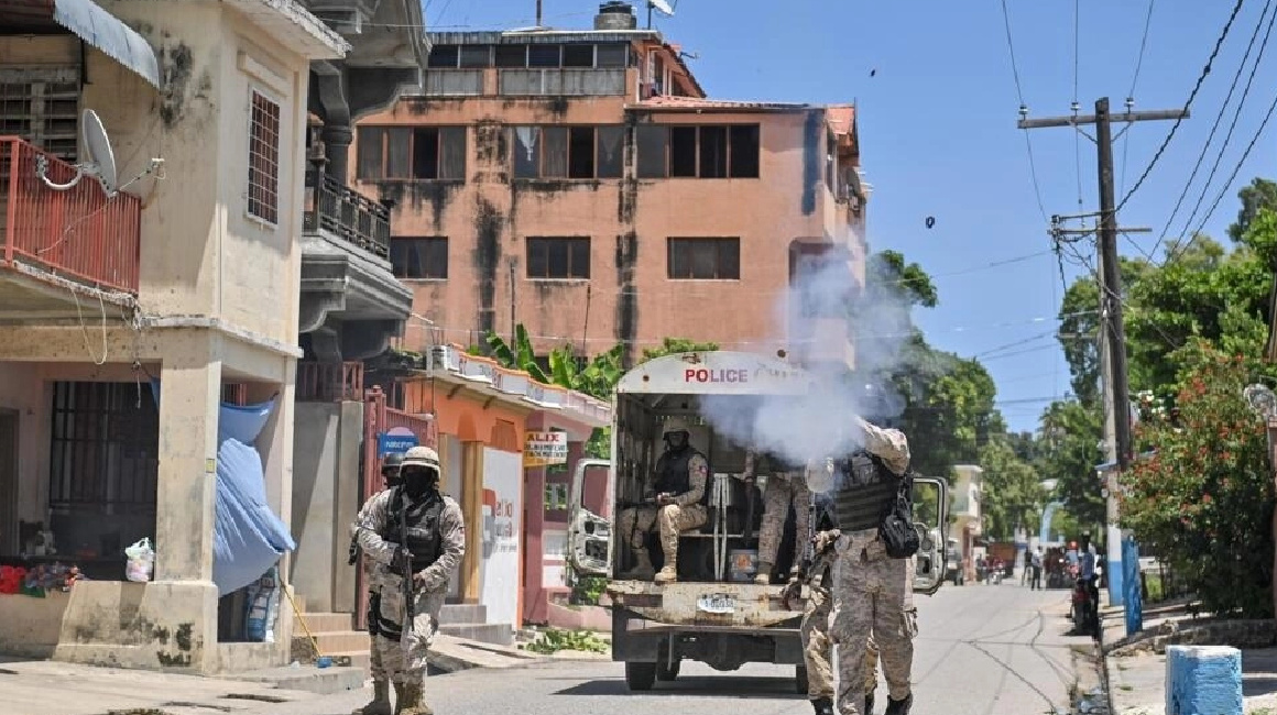 Un policía lanza gas lacrimógeno mientras la gente se manifiesta por la subida del coste de la vida en Petit-Goâve, Haití, el 14 de septiembre de 2023.