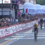 El ciclista Richard Carapaz en la meta de la Tre Valli Varesine, el 3 de octubre de 2023.