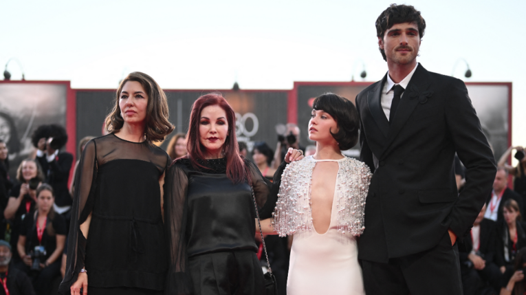Sofia Coppola, Priscilla Presley, Cailee Spaeny y Jacob Elordi en la alfombra roja del Festival de Venecia 2023. 
