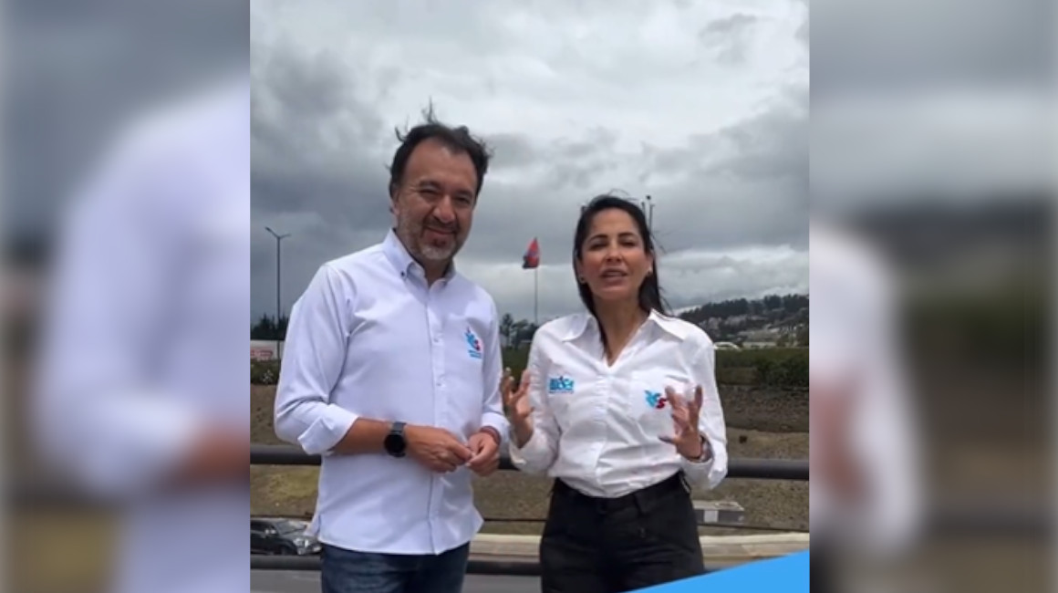 El alcalde de Quito, Pabel Muñoz, y la candidata a la Presidencia por Revolución Ciudadana, Luisa González, durante la campaña presidencial 2023.