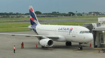 Un avión de Latam en Guayaquil, en marzo de 2023. 