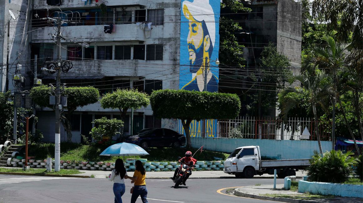 Un edificio multifamiliar donde se observa un mural del presidente salvadoreño, Nayib Bukele, el 1 de octubre de 2023, en San Salvador (El Salvador).