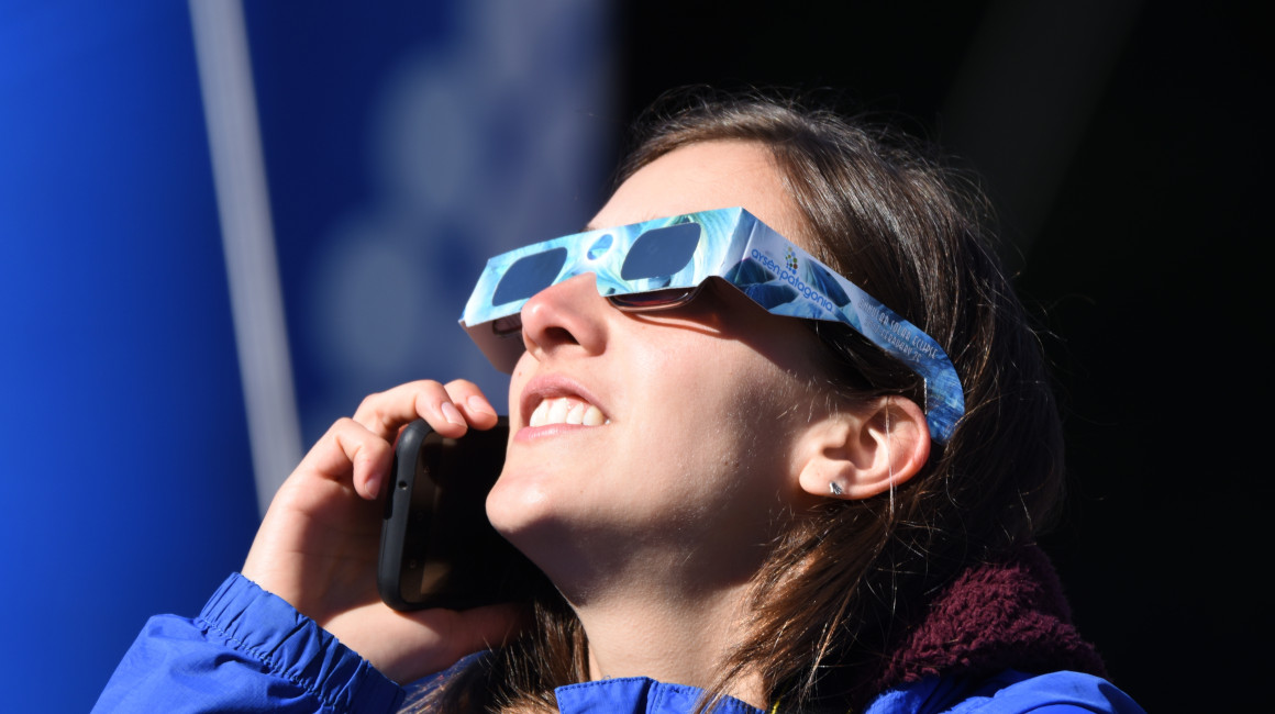 Una persona observa el eclipse solar anular en Chile, en 2017.