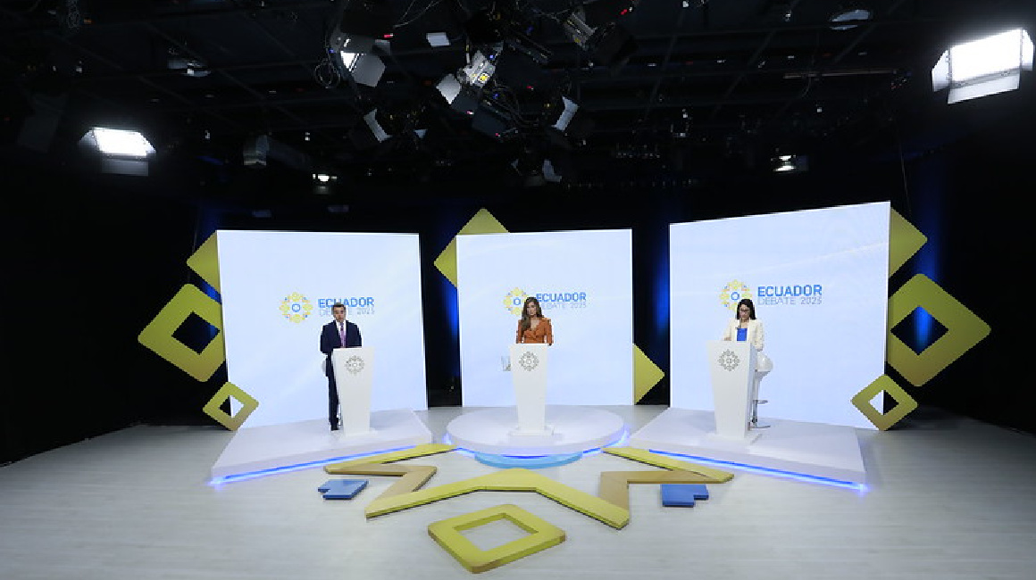 Los candidatos Daniel Noboa, Luisa González y la moderadora Ruth del Salto, en el debate para segunda vuelta presidencial.