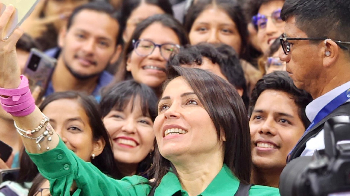 Luisa González, candidata presidencial, en campaña el 3 de octubre de 2023.