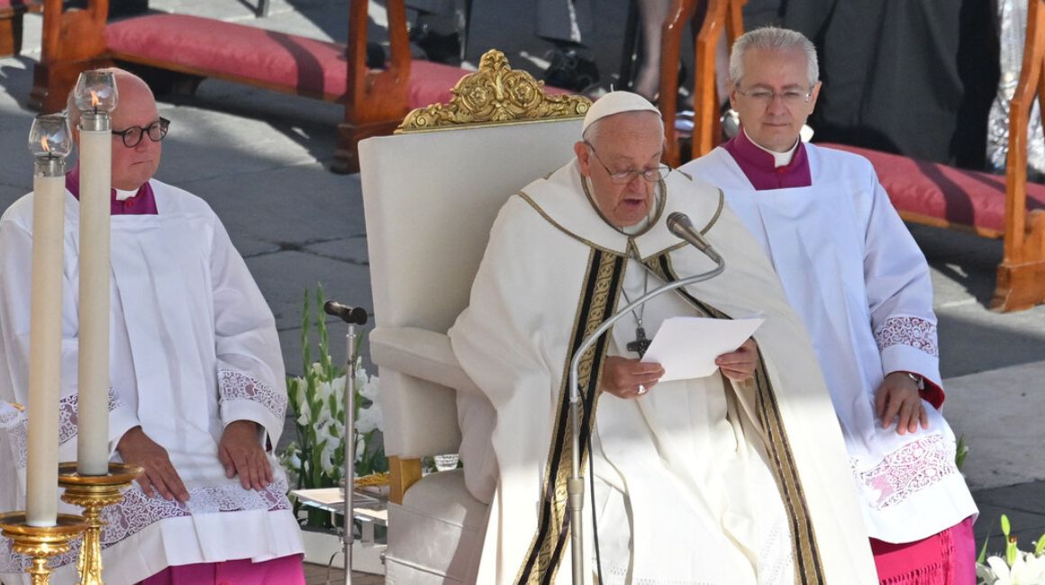 El Papa Francisco dirige una misa el día de apertura de la XVI Asamblea General Ordinaria del Sínodo de los Obispos, en la plaza de San Pedro en el Vaticano, el 4 de octubre de 2023.
