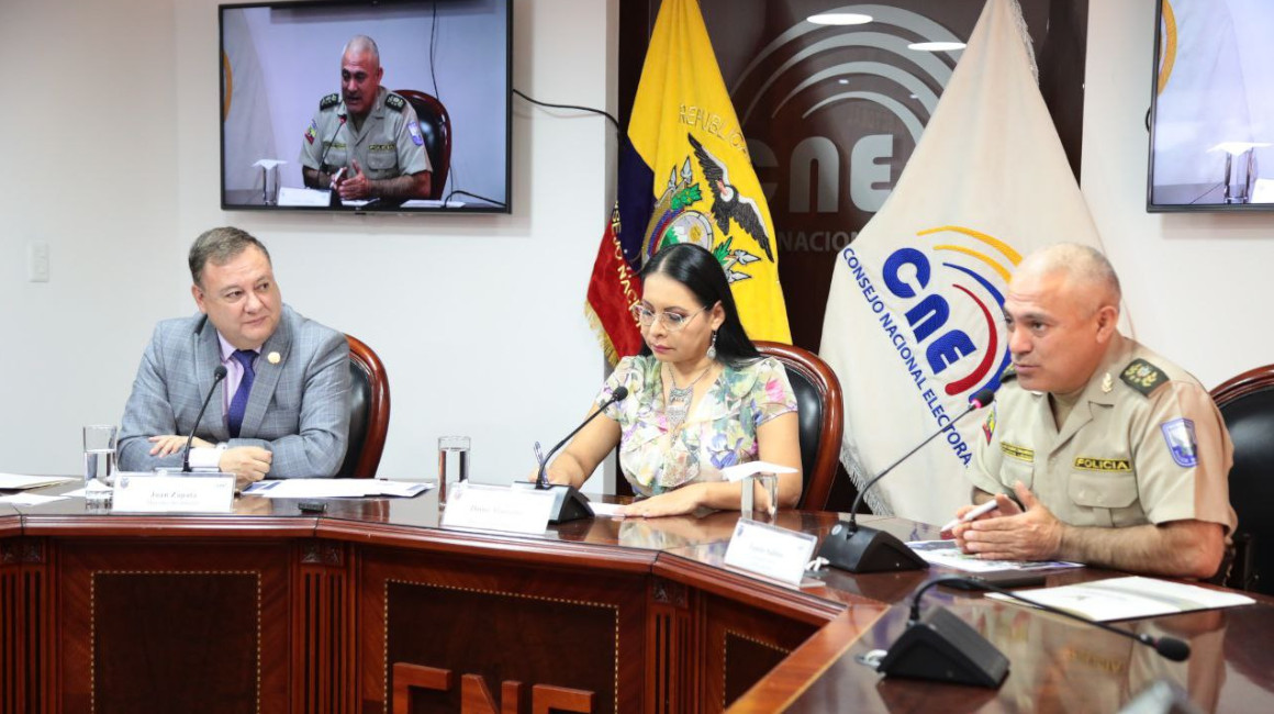 El ministro del Interior, Juan Zapata; la presidenta del CNE, Diana Atamaint, y el comandante de la Policía, Fausto Salinas, durante la rueda de prensa sobre la seguridad en la segunda vuelta, este 5 de octubre de 2023.