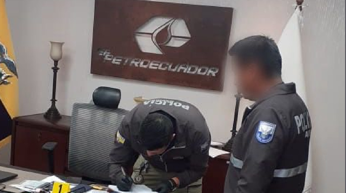 Agentes de la Policía Nacional revisan documentación en las oficinas de Petroecuador, el 5 de octubre de 2023.