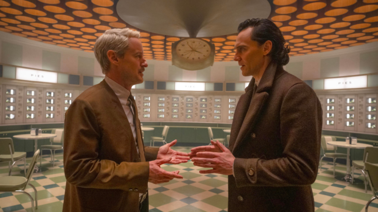 Owen Wilson como Mobius y Tom Hiddleston como Loki, en escena durante la grabación de la segunda temporada de 