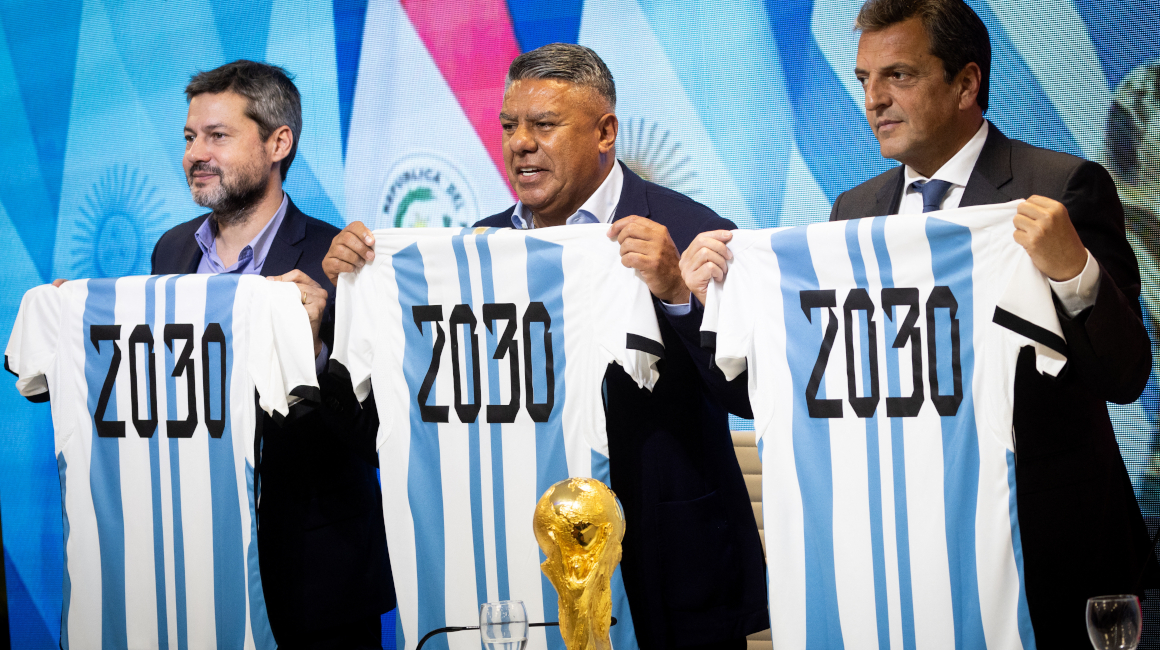 El presidente de la AFA, Claudio Tapia (c), junto a varias autoridades argentinas, lucen la camiseta en referencia al Mundial 2030, el pasado 5 de octubre de 2023.