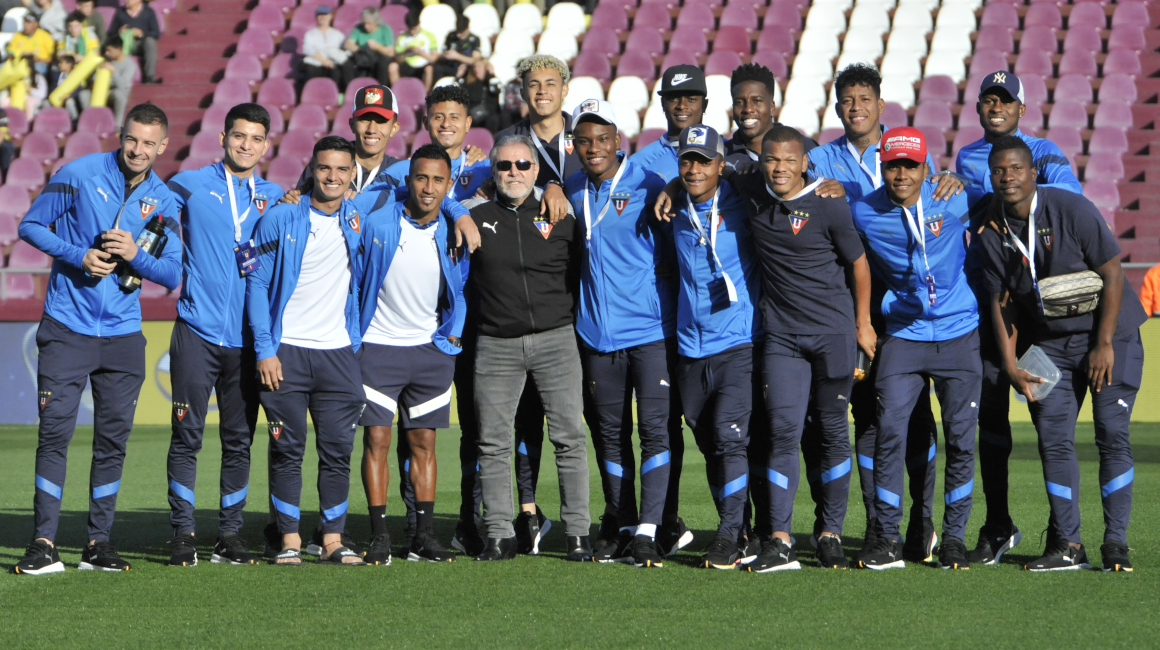 Isaac Álvarez junto a los jugadores de Liga de Quito, antes del partido ante Lanús, en Buenos Aires, el miércoles 4 de octubre de 2023. 