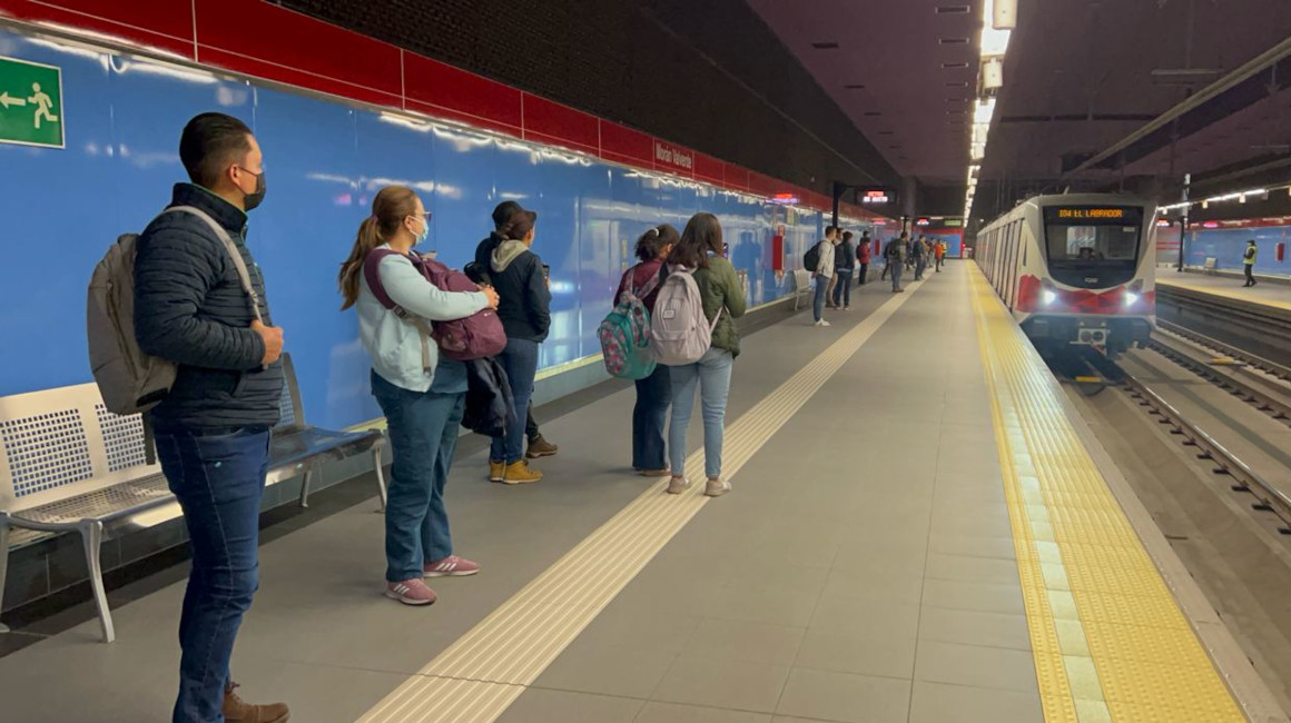 Usuario del Metro de Quito esperan un tren, en marzo de 2023.