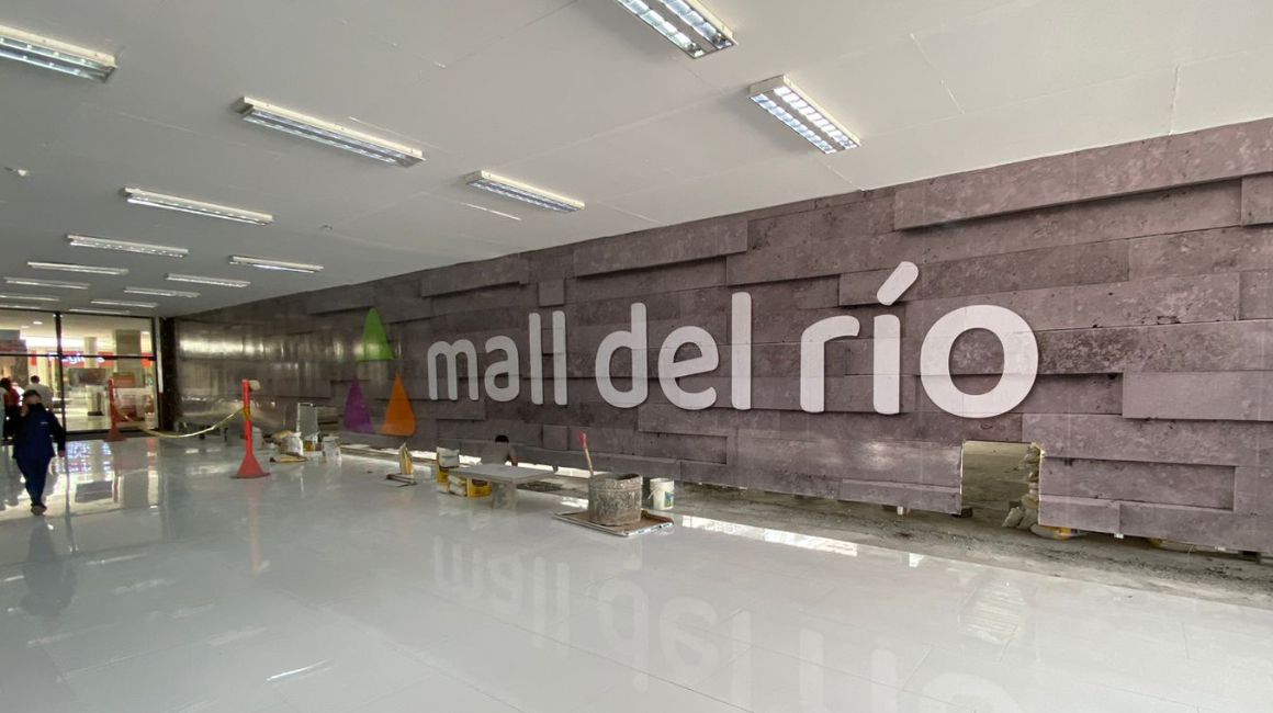 Fachada del Mall del Río de Cuenca, en donde se ejecutan trabajos de ampliación, el 5 de octubre de 2023.