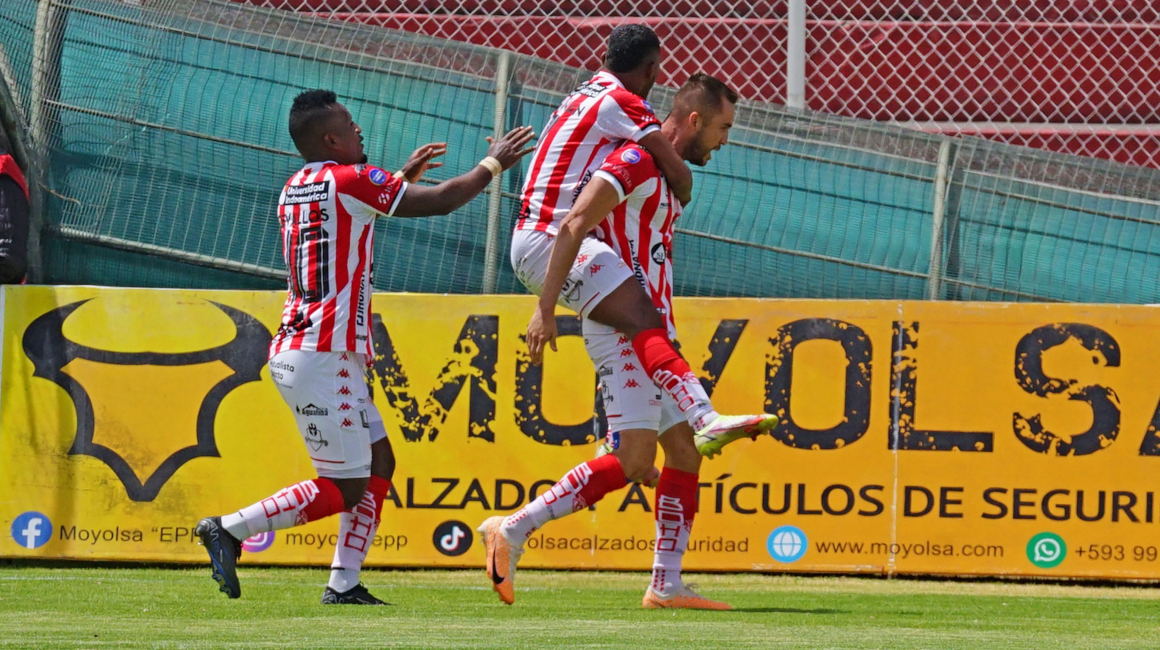 Los jugadores de Técnico Universitario festejan uno de los goles en la victoria sobre Orense, el 7 de octubre de 2023.