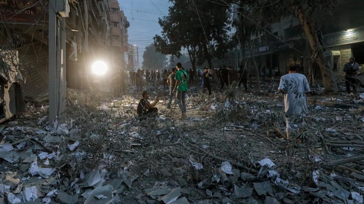 Palestinos inspeccionan los daños causados tras un ataque de Israel a Gaza.