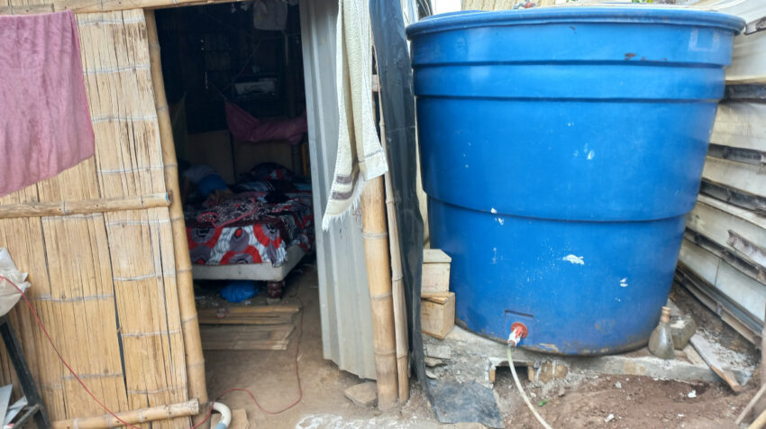 Exteriores de la vivienda de un habitante en Monte Sinaí, y el tanque donde almacena agua. 