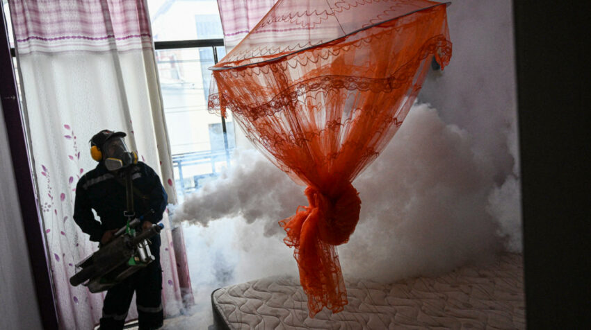 Trabajador de la salud fumiga una vivienda en Piura, Perú, país vecino de Ecuador azotado por la epidemia del dengue, junio de 2023.