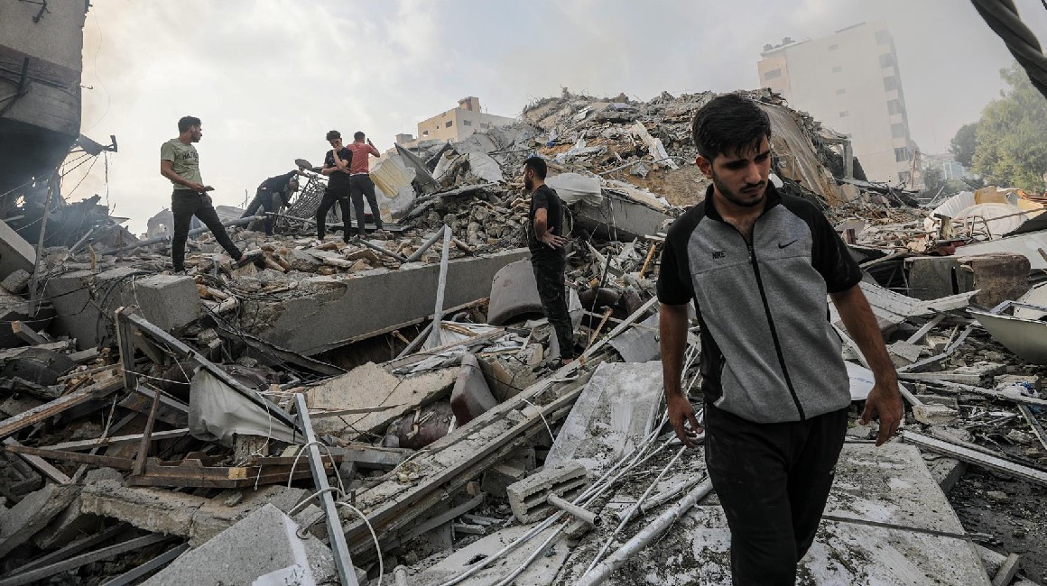 Palestinos inspeccionan los destrozos causados por los ataques de Israel en Gaza.