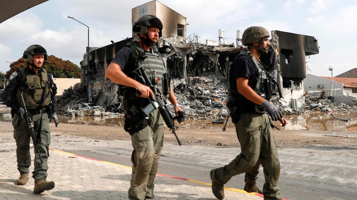 Fuerzas de seguridad de Israel patrullan Sderot, en la frontera con Gaza.