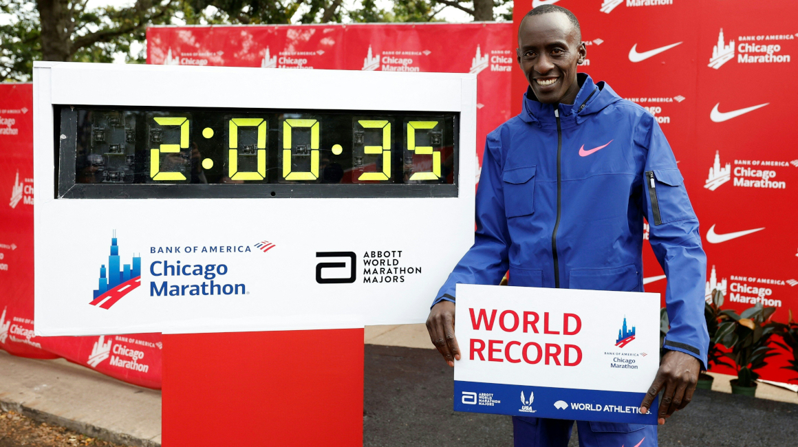 Kelvin Kiptum muestra su marca como nuevo dueño del récord mundial de la maratón, lograda en Chicago, el 8 de octubre de 2023.